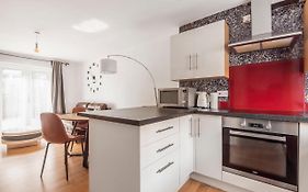 Entire Home - Cosy 3 Bedroom House, Close To Levenshulme Station, 13 Mins To Manchester City Centre